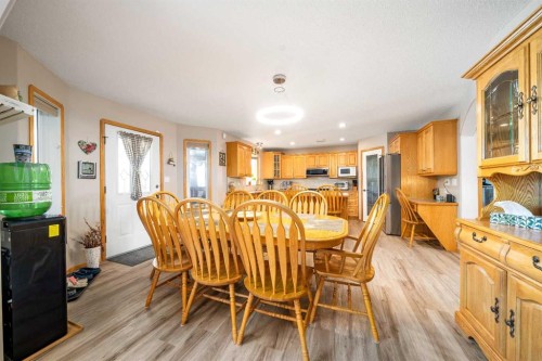 79 Henderson Court Ne, Medicine Hat, AB - Indoor Photo Showing Dining Room