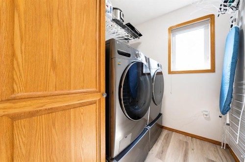 79 Henderson Court Ne, Medicine Hat, AB - Indoor Photo Showing Laundry Room
