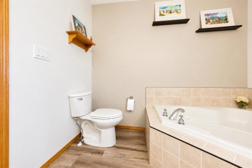 79 Henderson Court Ne, Medicine Hat, AB - Indoor Photo Showing Bathroom