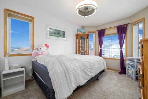 79 Henderson Court Ne, Medicine Hat, AB - Indoor Photo Showing Bedroom