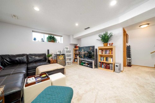 79 Henderson Court Ne, Medicine Hat, AB - Indoor Photo Showing Other Room