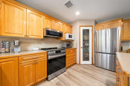 79 Henderson Court Ne, Medicine Hat, AB - Indoor Photo Showing Kitchen