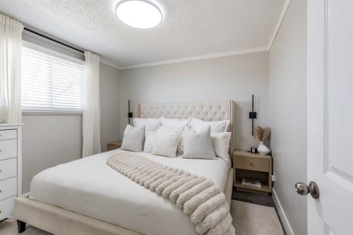 270 Shepherd Crescent Se, Medicine Hat, AB - Indoor Photo Showing Bedroom