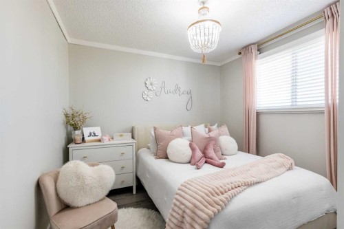 270 Shepherd Crescent Se, Medicine Hat, AB - Indoor Photo Showing Bedroom
