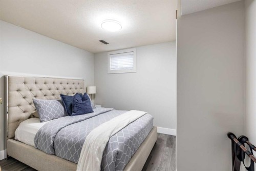 270 Shepherd Crescent Se, Medicine Hat, AB - Indoor Photo Showing Bedroom