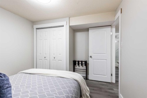 270 Shepherd Crescent Se, Medicine Hat, AB - Indoor Photo Showing Bedroom