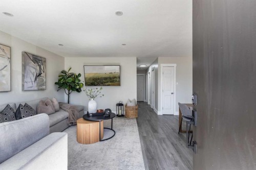 270 Shepherd Crescent Se, Medicine Hat, AB - Indoor Photo Showing Living Room