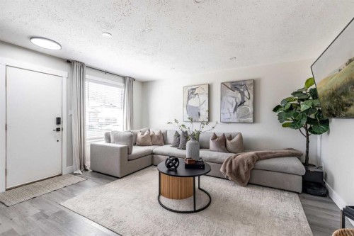 270 Shepherd Crescent Se, Medicine Hat, AB - Indoor Photo Showing Living Room