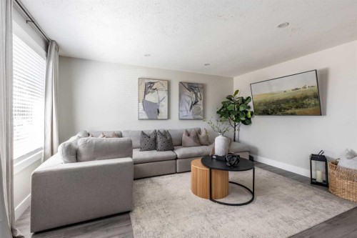 270 Shepherd Crescent Se, Medicine Hat, AB - Indoor Photo Showing Living Room
