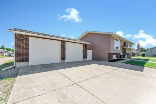 8 Corbitt Way Se, Medicine Hat, AB 