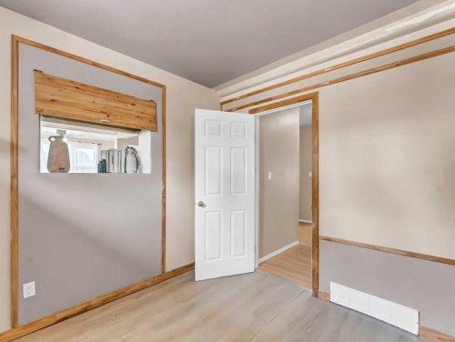 309 1 Street Nw, Redcliff, AB - Indoor Photo Showing Other Room