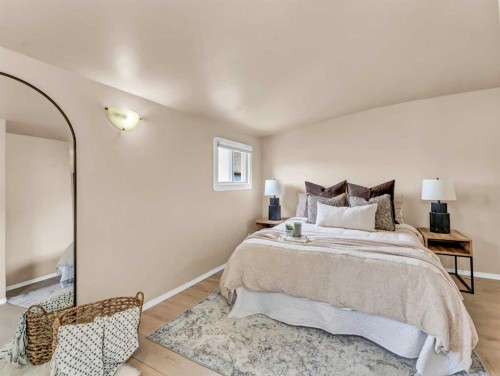 309 1 Street Nw, Redcliff, AB - Indoor Photo Showing Bedroom