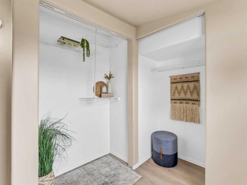 309 1 Street Nw, Redcliff, AB - Indoor Photo Showing Other Room