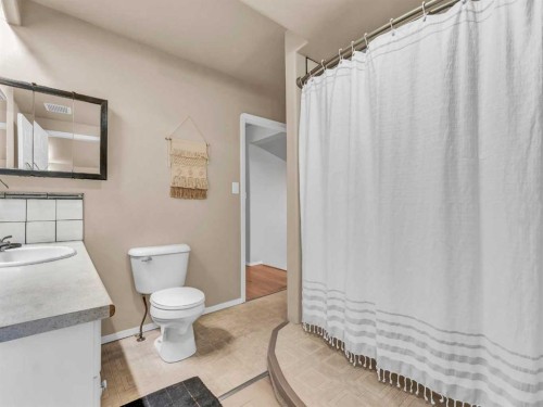 309 1 Street Nw, Redcliff, AB - Indoor Photo Showing Bathroom