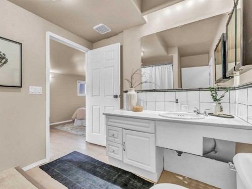 309 1 Street Nw, Redcliff, AB - Indoor Photo Showing Bathroom