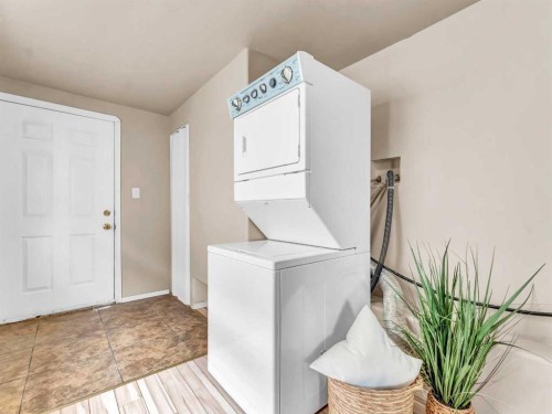 309 1 Street Nw, Redcliff, AB - Indoor Photo Showing Laundry Room