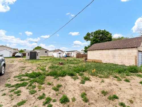 309 1 Street Nw, Redcliff, AB - Outdoor