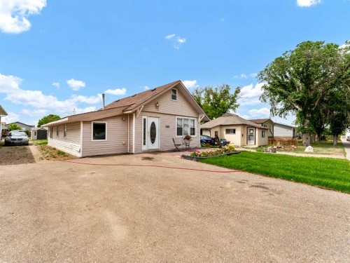 309 1 Street Nw, Redcliff, AB - Outdoor