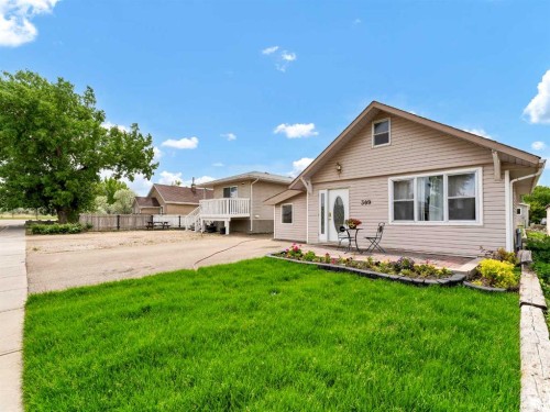 309 1 Street Nw, Redcliff, AB - Outdoor