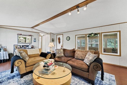 20 Josephine Avenue Sw, Redcliff, AB - Indoor Photo Showing Living Room