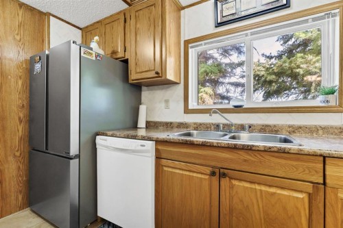 20 Josephine Avenue Sw, Redcliff, AB - Indoor Photo Showing Kitchen With Double Sink