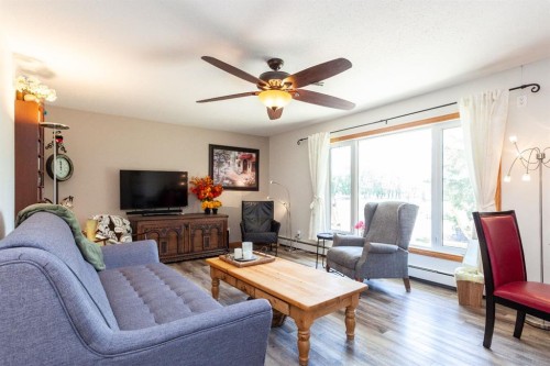 140014 Township Road 150, Rolling Hills, AB - Indoor Photo Showing Living Room