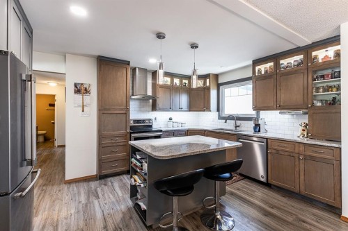 9 Rossmere Avenue Se, Medicine Hat, AB - Indoor Photo Showing Kitchen
