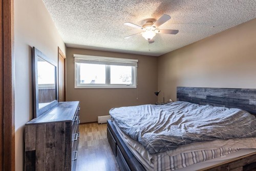 9 Rossmere Avenue Se, Medicine Hat, AB - Indoor Photo Showing Bedroom