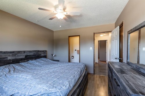 9 Rossmere Avenue Se, Medicine Hat, AB - Indoor Photo Showing Bedroom