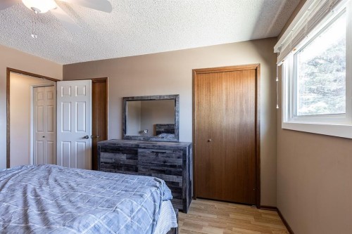 9 Rossmere Avenue Se, Medicine Hat, AB - Indoor Photo Showing Bedroom