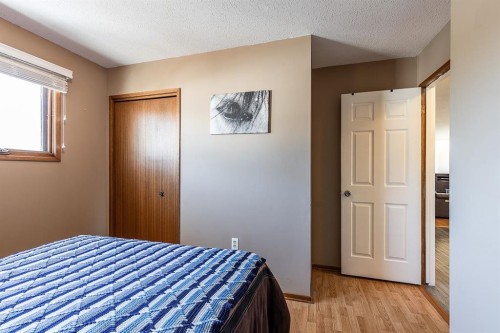 9 Rossmere Avenue Se, Medicine Hat, AB - Indoor Photo Showing Bedroom