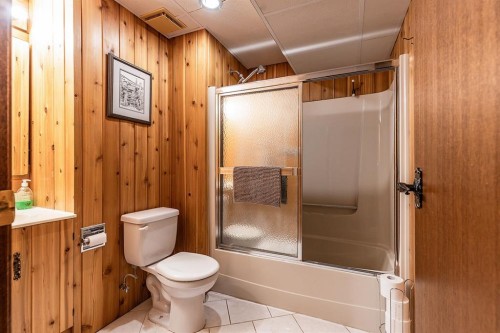 9 Rossmere Avenue Se, Medicine Hat, AB - Indoor Photo Showing Bathroom
