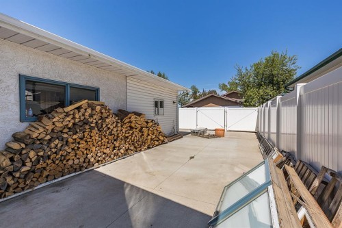 9 Rossmere Avenue Se, Medicine Hat, AB - Outdoor With Exterior