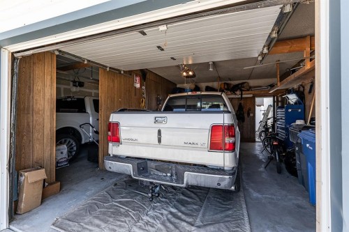 9 Rossmere Avenue Se, Medicine Hat, AB - Indoor Photo Showing Garage