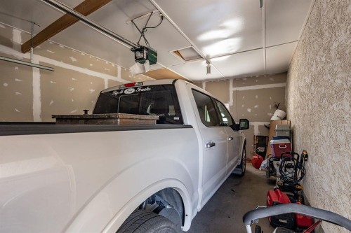9 Rossmere Avenue Se, Medicine Hat, AB - Indoor Photo Showing Garage