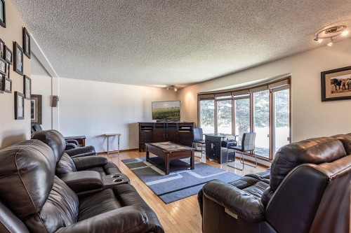 9 Rossmere Avenue Se, Medicine Hat, AB - Indoor Photo Showing Living Room