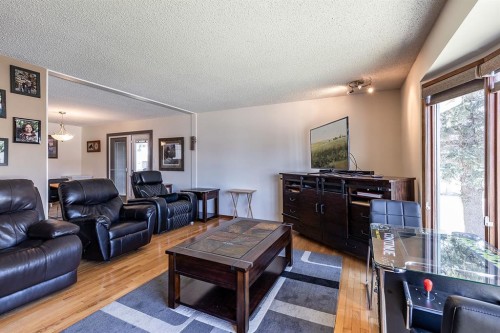 9 Rossmere Avenue Se, Medicine Hat, AB - Indoor Photo Showing Living Room