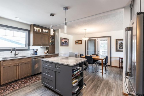 9 Rossmere Avenue Se, Medicine Hat, AB - Indoor Photo Showing Kitchen With Upgraded Kitchen
