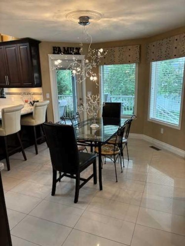 447 Spruce Way Se, Medicine Hat, AB - Indoor Photo Showing Dining Room