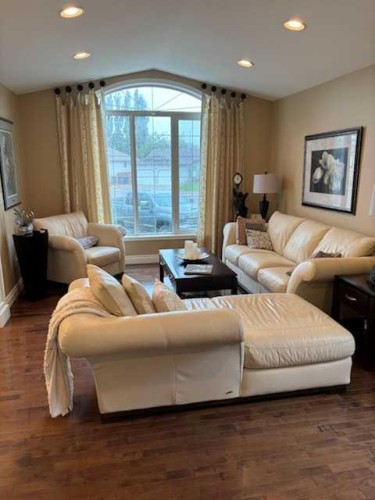 447 Spruce Way Se, Medicine Hat, AB - Indoor Photo Showing Living Room