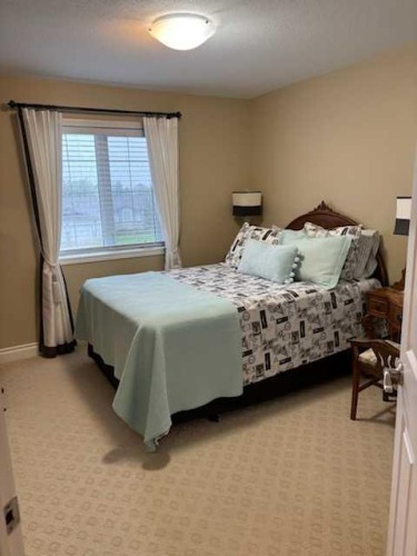 447 Spruce Way Se, Medicine Hat, AB - Indoor Photo Showing Bedroom