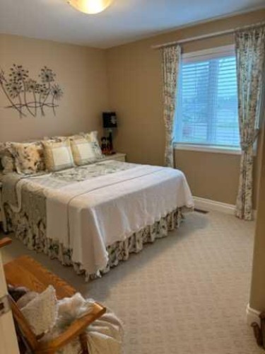 447 Spruce Way Se, Medicine Hat, AB - Indoor Photo Showing Bedroom