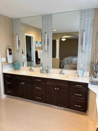 447 Spruce Way Se, Medicine Hat, AB - Indoor Photo Showing Bathroom