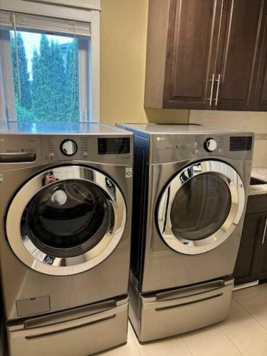 447 Spruce Way Se, Medicine Hat, AB - Indoor Photo Showing Laundry Room