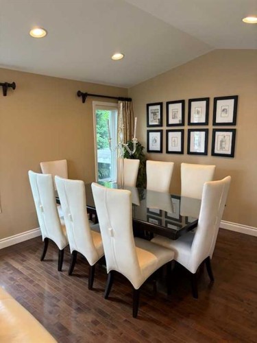 447 Spruce Way Se, Medicine Hat, AB - Indoor Photo Showing Dining Room