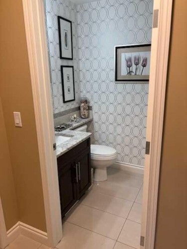447 Spruce Way Se, Medicine Hat, AB - Indoor Photo Showing Bathroom