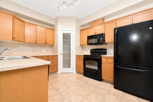 327-201 River Ridge Drive Nw, Medicine Hat, AB - Indoor Photo Showing Kitchen