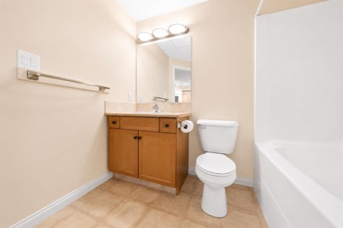 327-201 River Ridge Drive Nw, Medicine Hat, AB - Indoor Photo Showing Bathroom