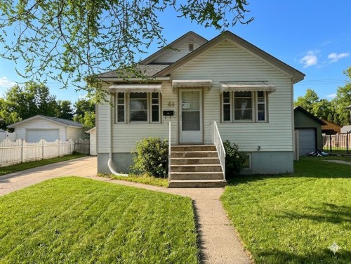 46 2 Street NW Medicine Hat, AB T1A 6J1