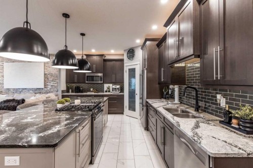 936 Maskell Place Se, Redcliff, AB - Indoor Photo Showing Kitchen With Double Sink With Upgraded Kitchen